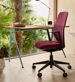 Compas Direction Desk